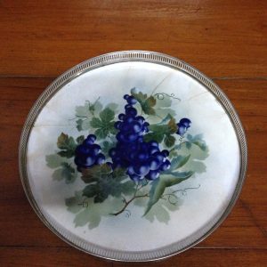 ถาดกระเบื้องโบราณขนาด12"ลายพวงองุ่นพร้อมใบสวยงามคลาสสิกมีรอยร้าว (ไม่มีดุมขา) - Image 3