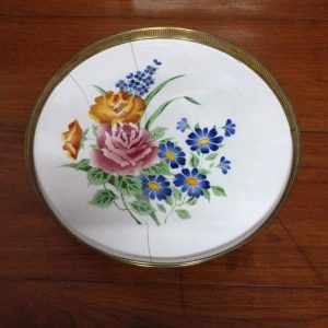 ถาดกระเบื้องโบราณขนาด 14"ลายกุหลาบสีส้ม 2 ดอก สีชมพู 1 ดอกพร้อมช่อดอกนำ้เงินมีรอยร้าว (ไม่มีดุมและหู) - Image 2