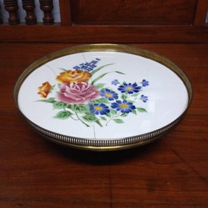 ถาดกระเบื้องโบราณขนาด 14"ลายกุหลาบสีส้ม 2 ดอก สีชมพู 1 ดอกพร้อมช่อดอกนำ้เงินมีรอยร้าว (ไม่มีดุมและหู) - Image 3