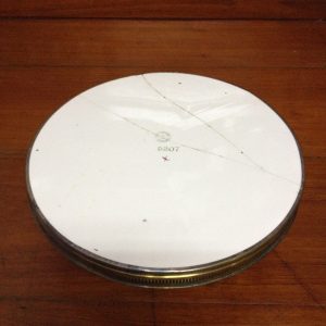 ถาดกระเบื้องโบราณขนาด 14"ลายกุหลาบสีส้ม 2 ดอก สีชมพู 1 ดอกพร้อมช่อดอกนำ้เงินมีรอยร้าว (ไม่มีดุมและหู) - Image 4