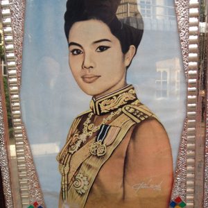 รูปเก่าราชินีทรงชุดจอมทัพสีแดงอยู่ในกรอบโบราณเดิมขนาด 14"x19" สมบูรณ์สวยงามมากๆ(เฉพาะราชินี) - Image 3