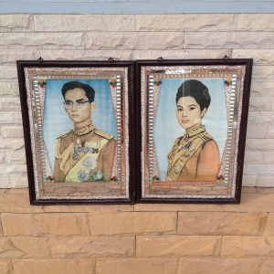 รูปเก่าในหลวงทรงชุดจอมทัพสีแดงอยู่ในกรอบโบราณเดิมขนาด 14"x19" สมบูรณ์สวยงามมากๆ(เฉพาะในหลวง) - Image 2