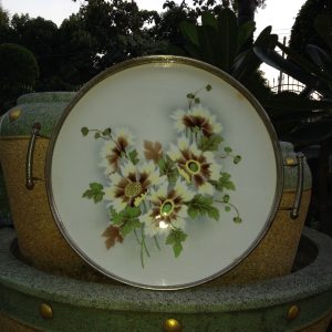 ถาดกระเบื้องโบราณขนาด 16" ลายคล้ายดอกเก็กฮวย สีน้ำตาลเหลืองและฃาว สวยงามคลาสสิกพร้อมหูและดุม - Image 3