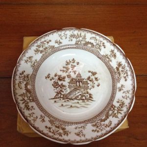 จานกระเบื้องเก่าญี่ปุ่น รูปวิวบ้านแม่น้ำสีขาว น้ำตาล สวยงามมากๆ - Image 2