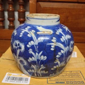 โถโบราณเก่าสีฟ้าขาว มีรอบซ่อมเล็กน้อย ขนาดประมาณ 5"x5" - Image 2