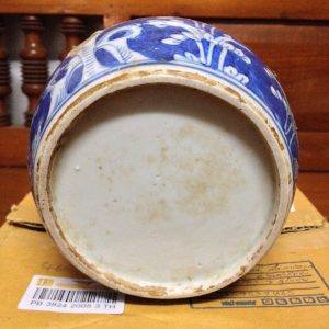 โถโบราณเก่าสีฟ้าขาว มีรอบซ่อมเล็กน้อย ขนาดประมาณ 5"x5" - Image 3