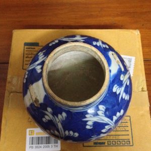 โถโบราณเก่าสีฟ้าขาว มีรอบซ่อมเล็กน้อย ขนาดประมาณ 5"x5" - Image 4