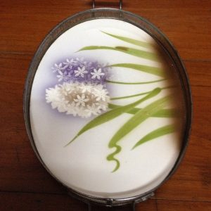 ถาดกระเบื้องโบราณรูปไข่ขนาด 10"x14"ลายดอกไม้ป่าสีขาวกับสีม่วง หายากสมบูรณ์สวยงามมากๆไม่มีซ่อม(มีหู,มีดุมขาครบ) - Image 2