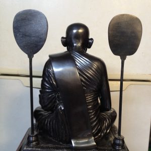 รูปหล่อองค์หลวงพ่อเงินเนื้อทองเหลืองรมดำขนาดหน้าตัก 9" รุ่นจัดสร้างโรงพยาบาลตระพานหิน จ.พิจิตรปี 2537 - Image 3