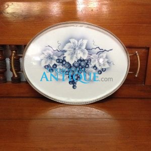 ถากกระเบื้องโบราณทรงรูปไข่ ขนาด 13.5 นิ้ว x 18 นิ้ว มีหูหิ้วพร้อมดุมขา 4 ดุม รูปพวงองุ่นสีคลาสสิกออกน้ำเงินขาว มีเส้นร้าวอยู่หนึ่งเส้น - Image 2