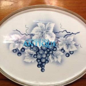 ถากกระเบื้องโบราณทรงรูปไข่ ขนาด 13.5 นิ้ว x 18 นิ้ว มีหูหิ้วพร้อมดุมขา 4 ดุม รูปพวงองุ่นสีคลาสสิกออกน้ำเงินขาว มีเส้นร้าวอยู่หนึ่งเส้น - Image 3