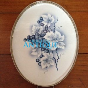 ถากกระเบื้องโบราณทรงรูปไข่ ขนาด 13.5 นิ้ว x 18 นิ้ว มีหูหิ้วพร้อมดุมขา 4 ดุม รูปพวงองุ่นสีคลาสสิกออกน้ำเงินขาว มีเส้นร้าวอยู่หนึ่งเส้น - Image 1