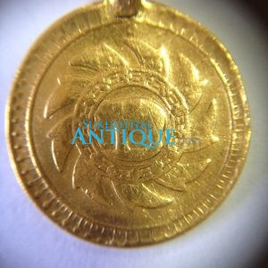 เหรียญพัดดึงส์เนื้อทองคำ (2 1/2 บาท) รัชกาลที่ 5 ปี พ.ศ.2437 เลี่ยมทองเก่าแบบเปิดฝาอย่างหนายกซุ้ม - Image 2