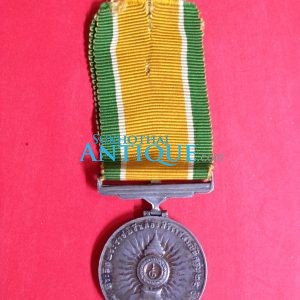 เหรียญเงินที่ระลึกพระราชพิธีฉลองสิริราชสมบัติครบ 25 ปีแนวตั้งพร้อมแพรแถบเหรียญสวยงามคมชัดมากๆ ผลิต 9 มิถุนายน 2514 - Image 2