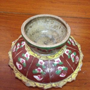 จานเชิงโบราณสมัยอยุธยาขนาดเส้นผ่าศูนย์กลาง 6.5 "สูง 3 "ลายสีแดงเขียวใบขนาดกลาง สมบูรณ์มากไม่ผ่านการซ่อม - Image 3