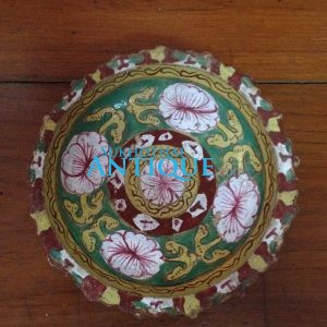 จานเชิงโบราณสมัยอยุธยาขนาดเส้นผ่าศูนย์กลาง 8 "สูง 3 "ลายดอกสีชมพูพื้นสีเขียวใบขนาดใหญ่ สมบูรณ์มากไม่ผ่านการซ่อม - Image 2