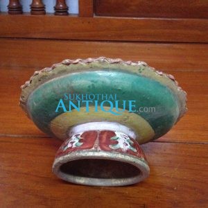 จานเชิงโบราณสมัยอยุธยาขนาดเส้นผ่าศูนย์กลาง 8 "สูง 3 "ลายดอกสีชมพูพื้นสีเขียวใบขนาดใหญ่ สมบูรณ์มากไม่ผ่านการซ่อม - Image 3