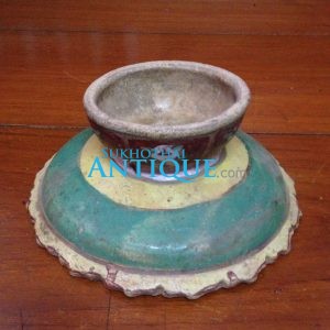 จานเชิงโบราณสมัยอยุธยาขนาดเส้นผ่าศูนย์กลาง 8 "สูง 3 "ลายดอกสีชมพูพื้นสีเขียวใบขนาดใหญ่ สมบูรณ์มากไม่ผ่านการซ่อม - Image 4