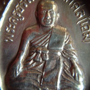 เหรียญใบพุทราหลวงปู่เอมวัดคลองโป่ง ศรีสำโรง เนื้อทองแดงสวยกลิ๊ป รุ่น 4 หลังสร้างศาลา กะไหล่เดิมๆ ปี 2540 คมชัดมากๆ - Image 3