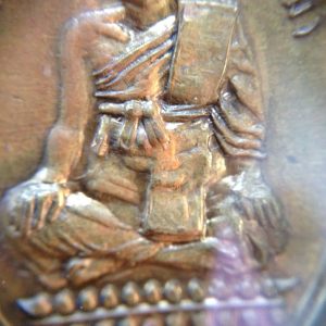 เหรียญใบพุทราหลวงปู่เอมวัดคลองโป่ง ศรีสำโรงรุ่น 3 ปี2517เนื้อทองแดงกะไหล่ทองหายากมากๆ ระดับแชมป์สวยกลิ๊ป เลี่ยมเงินโบราณหนายกซุ้มเปิดฝาได้ - Image 3