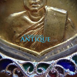 เหรียญอาร์มหลวงปู่เอมวัดคลองโป่ง ศรีสำโรงรุ่น 3 ปี2517เนื้อทองแดงกะไหล่ทองผิวรุ้งเดิมสวยงาม เลี่ยมเงินโบราณลงยา - Image 2