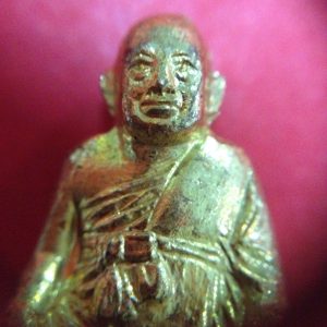 หล่อหลวงปู่เอมวัดคลองโป่ง ศรีสำโรง เนื้อทองเหลืองกะไหล่ทองรุ่น 4 ใส่ในซองเดิมจากวัดสวยงามมากๆ ปี 2540 - Image 3