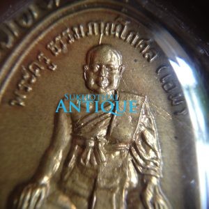 เหรียญใบพุทราหลวงปู่เอมวัดคลองโป่ง ศรีสำโรงรุ่น 3 ปี2517เนื้อทองแดงกะไหล่ทองหลังวงเดือนแชมป์สวยแชมป์ เลี่ยมเงินลงยาโบราณเปิดฝาได้ - Image 3