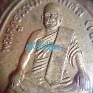 เหรียญใบพุทราหลวงปู่เอมวัดคลองโป่ง ศรีสำโรงรุ่น 2 ปี2503เนื้อทองเหลืองกะไหล่ ตำหนิอยู่ครบหายาก สวยแชมป์ เลี่ยมทองคำ - Image 2