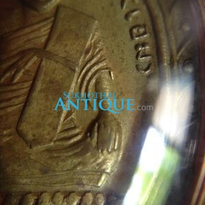 เหรียญใบพุทราหลวงปู่เอมวัดคลองโป่ง ศรีสำโรงรุ่น 2 ปี2503เนื้อทองเหลืองกะไหล่ ตำหนิอยู่ครบหายาก สวยแชมป์ เลี่ยมทองคำ - Image 3