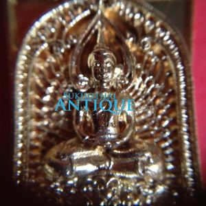 เหรียญหล่อโบราณย้อนยุคพิมพ์ประภามณฑลรัศมี วัดปากคลองมะขามเฒ่า ปี 2557 เนื้อชนวนเปียกทอง โค้ดหมายเลข 696 - Image 3