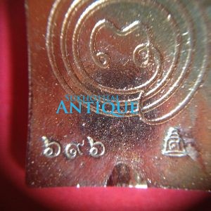 เหรียญหล่อโบราณย้อนยุคพิมพ์ประภามณฑลรัศมี วัดปากคลองมะขามเฒ่า ปี 2557 เนื้อชนวนเปียกทอง โค้ดหมายเลข 696 - Image 4