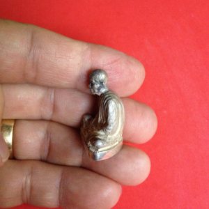 หล่อองค์ลอยหลวงพ่อคูณเนื้อเงินรุ่นรำ่รวยทวีคูณปี 2539 หน้าตัก1"สูง1"2หุน น้ำหนัก 30.6 กรัม - Image 4