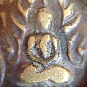 เหรียญหลวงปู่เอมหล่อโบราณเนื้อทองเหลืองยุกต์เก่าสร้างประมาณปี 2470 วัดปากน้ำ จังหวัดสุโขทัย สวยงามคมชัดมากๆ (เลี่ยมพลาสติก) - Image 4