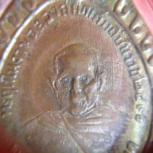 เข็มกลัดที่ระลึกงานฉลองสมณศักดิ์ท่านเจ้าคุณสวรรณวรนายก(หลวงพ่อเพชร) เนื้อทองแดงกระไหล่ทอง ปี 2490 เลี่ยมพลาสติก สายงามคมชัด - Image 2