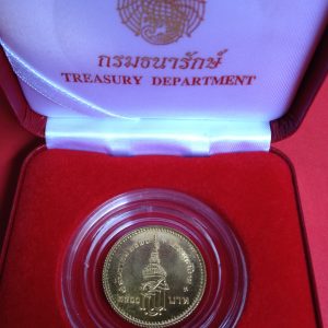 เหรียญกษาปณ์ที่ระลึกชุด สถาปนาสมเด็จพระเทพรัตนราชสุดาเนื้อทองคำ ปี2520 หน้าเหรียญ 2,500 บาท (ผลิตเพียง 5,000) - Image 2