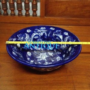 ชามอ่างกระเบื้องโบราณพื้นน้ำเงินลายมังกรสีขาวสี่ตัว มีเส้นที่ปากสองเส้น นอกนั้นสมบูรณ์สวยงามมาก (สผ 15"x สูง 5") - Image 2