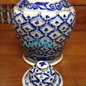 โถกระเบื้องโบราณสีขาวลายสับปะรดสีน้ำเงินพร้อมฝา มีรอยหนึ่งเส้นที่ก้นซ่อมจุกเล็กน้อย  ส่วนอื่นดูสมบูรณ์ หายากครับสภาพนี้  ( สผ 33 ซม.Xสูง 37 ซม.) - Image 2