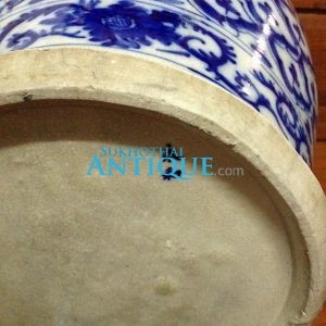 โถกระเบื้องโบราณสีขาวลายสับปะรดสีน้ำเงินพร้อมฝา มีรอยหนึ่งเส้นที่ก้นซ่อมจุกเล็กน้อย  ส่วนอื่นดูสมบูรณ์ หายากครับสภาพนี้  ( สผ 33 ซม.Xสูง 37 ซม.) - Image 3