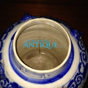 โถกระเบื้องโบราณสีขาวลายสับปะรดสีน้ำเงินพร้อมฝา มีรอยหนึ่งเส้นที่ก้นซ่อมจุกเล็กน้อย  ส่วนอื่นดูสมบูรณ์ หายากครับสภาพนี้  ( สผ 33 ซม.Xสูง 37 ซม.) - Image 4