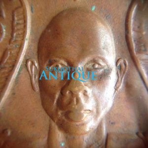 เหรียญพระครูจันทโรภาส วัดป่าข่อย สุโขทัย เนื้อทองแดงรุ่น 1 (หน้าหนุ่มเลี่ยมกรอบพลาสติก) - Image 2