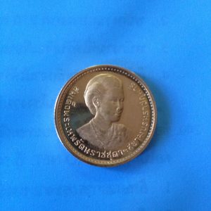 เหรียญกษาปณ์ที่ระลึกชุด สถาปนาสมเด็จพระเทพรัตนราชสุดาเนื้อทองคำ ปี2520 หน้าเหรียญ 2,500 บาท (ผลิตเพียง 5,000) - Image 3