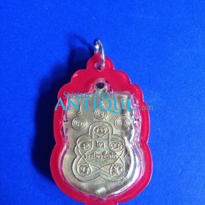 เหรียญกะไหล่ทองหลวงพ่อพระพุทธเรืองฤทธิ์ รุ่น 2 ปีพ.ศ.2512 มีกระไหล่ สวยงามคมชัดมากๆ องค์ที่ 5 เลี่ยมพลาสติกแบบเก่าสีแดง - Image 2