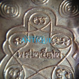 เหรียญกะไหล่ทองหลวงพ่อพระพุทธเรืองฤทธิ์ รุ่น 2 ปีพ.ศ.2512 มีกระไหล่ สวยงามคมชัดมากๆ องค์ที่ 5 เลี่ยมพลาสติกแบบเก่าสีแดง - Image 4