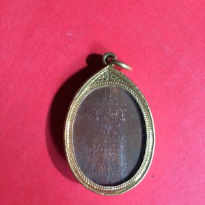 เหรียญพระยาพิชัยดาบหักเนื้อทองแดงรุ่น 1 ปี13 เลี่ยมทอง บล็อกนิยมบ.ขาดมือเต็มปลุกเสกโดยหลวงปู่ทิม หลวงพ่อพรหม หลวงพ่อแพ เป็นต้น - Image 2