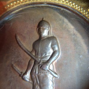 เหรียญพระยาพิชัยดาบหักเนื้อทองแดงรุ่น 1 ปี13 เลี่ยมทอง บล็อกนิยมบ.ขาดมือเต็มปลุกเสกโดยหลวงปู่ทิม หลวงพ่อพรหม หลวงพ่อแพ เป็นต้น - Image 3