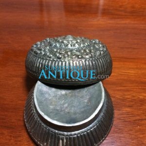 ตลับเนื้อเงินโบราณเก่ามากๆ ตอกลวดลายสวยงามสมบูรณ์ คลาสสิก น้ำหนัก 86.13 กรัม ( 5.66บาท ) - Image 4