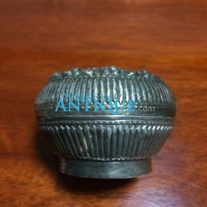 ตลับเนื้อเงินโบราณเก่ามากๆ ตอกลวดลายสวยงามสมบูรณ์ คลาสสิก น้ำหนัก 86.13 กรัม ( 5.66บาท ) - Image 3