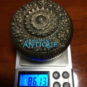 ตลับเนื้อเงินโบราณเก่ามากๆ ตอกลวดลายสวยงามสมบูรณ์ คลาสสิก น้ำหนัก 86.13 กรัม ( 5.66บาท ) - Image 2