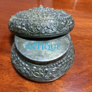 ตลับเนื้อเงินโบราณเก่ามากๆ ตอกลวดลายสวยงามสมบูรณ์ คลาสสิก น้ำหนัก 85.8 กรัม ( 5.64บาท ) - Image 4