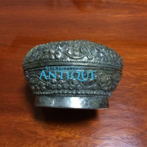 ตลับเนื้อเงินโบราณเก่ามากๆ ตอกลวดลายสวยงามสมบูรณ์ คลาสสิก น้ำหนัก 85.8 กรัม ( 5.64บาท ) - Image 3